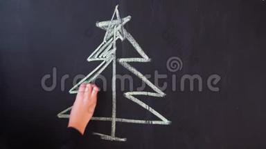 用粉笔在石板上画一棵圣诞树。 新年贺卡海报样板